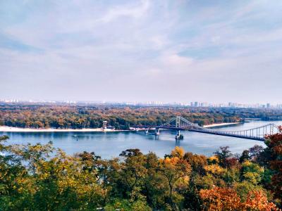Вид на пешеходный мост в Киеве из парка Владимирская горка